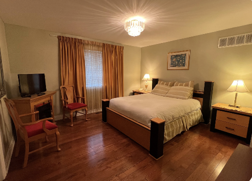 Deluxe queen bed with elegant bathroom